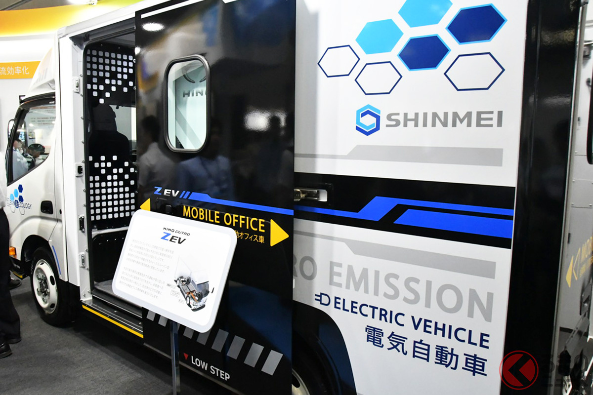 日野自動車が展示していた、モバイルオフィス仕様車の「デュトロZ EV」