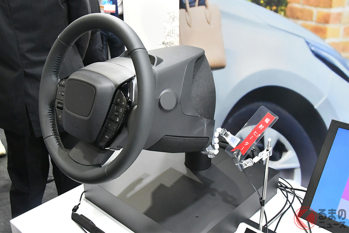 ステアリングコラムの裏側に設置された、デンソーの車載用輻射ヒーター