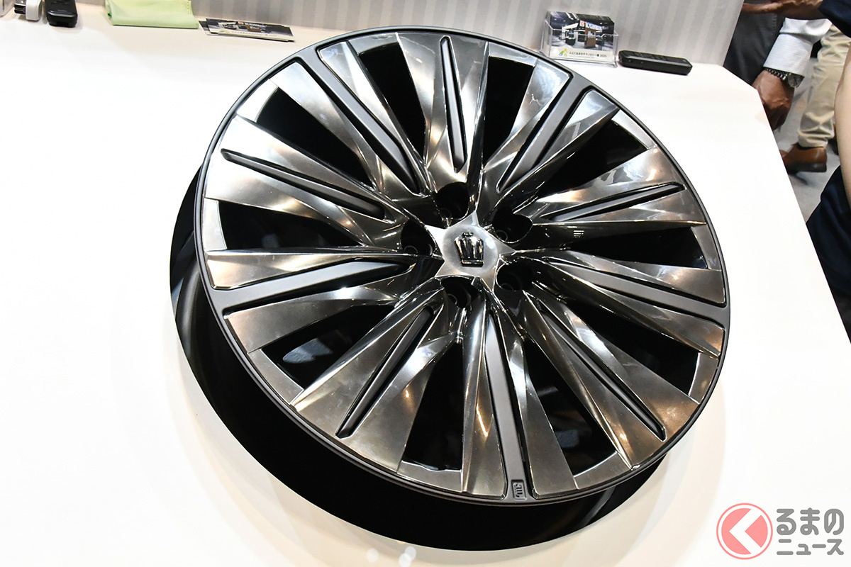 トヨタのクラウンエステート（21インチ）に装着されるデザイン