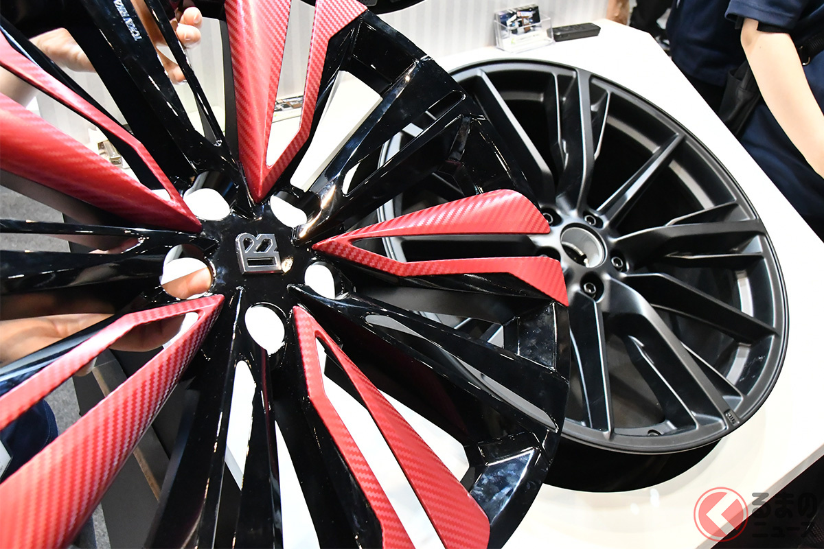 東海理化「WFO(R)(ホイールフルオーナメント)」を取り外した状態。右がもともとのアルミホイールのデザイン。カラーを含めて大きくイメージを変更できる