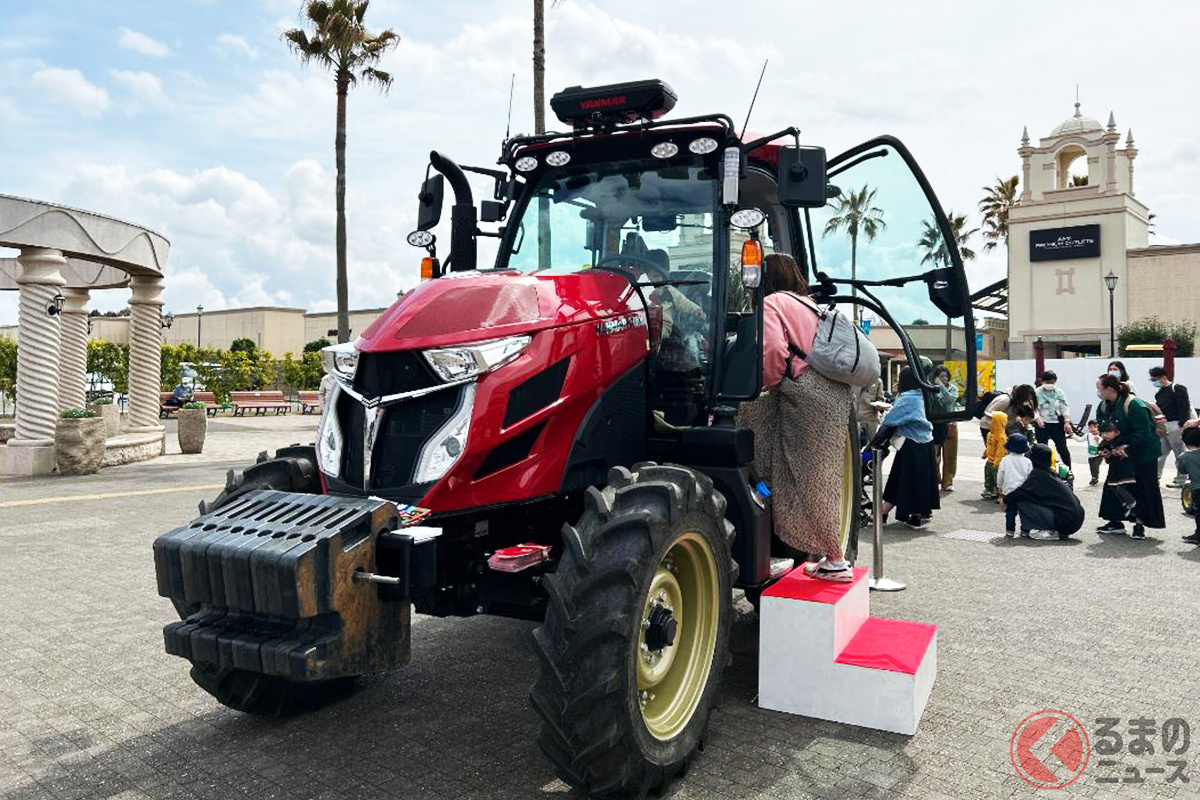 ヤンマーのトラクター「YT5113A」は1000万円以上する(画像は過去に「あみプレミアム・アウトレット」で展示された様子)