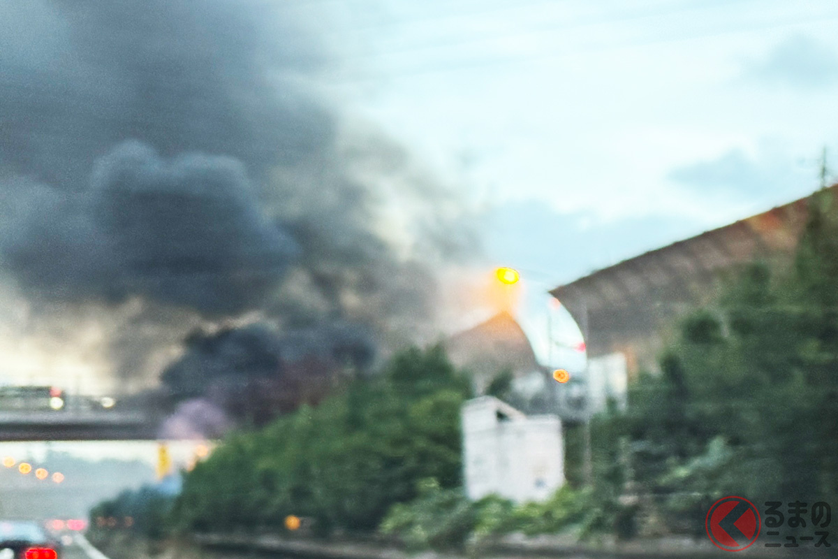 前方に黒い煙が空高くまで立ち上る黒煙が見え始める