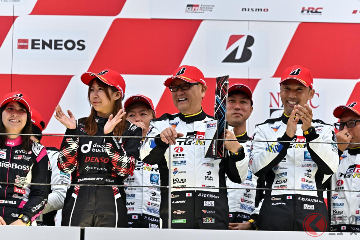 表彰台の様子。モリゾウ選手の両脇には平川真子選手(左)、中嶋一貴選手(右)の姿も(撮影:雪岡直樹)