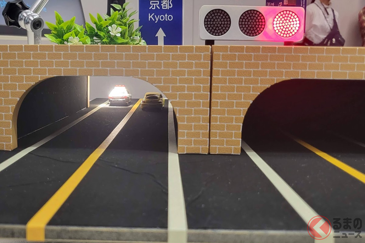 トンネル内の暗所とトンネル出口の明所を白飛びせずにリアルタイム撮影するデモ