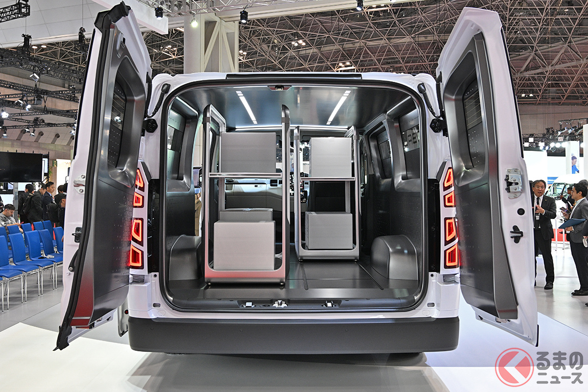 テールゲートは左右観音開き！ ほぼ真四角な荷室は使い勝手も良好です 