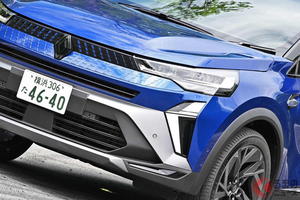 水平基調で厚みのある面と新しい「ロサンジュ」が融合し、モダンで精悍なマスクに生まれ変わった