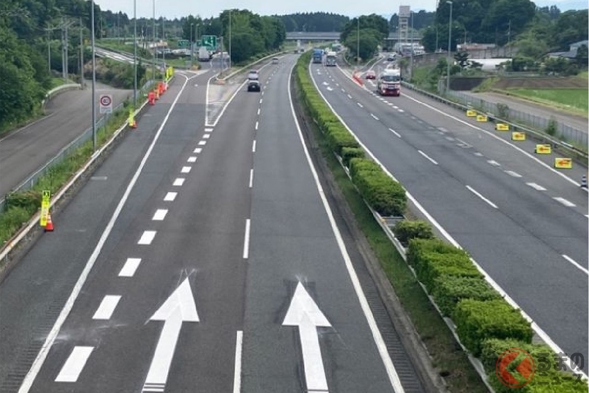 黒磯板室ICの「本線部大型矢印路面標示」（画像提供：NEXCO東日本）