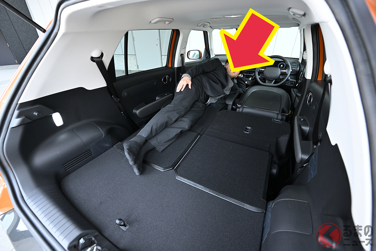 全席ほぼフラットに倒れ、マットを敷けば大人2人が寝転ぶこともできる室内空間も魅力的!