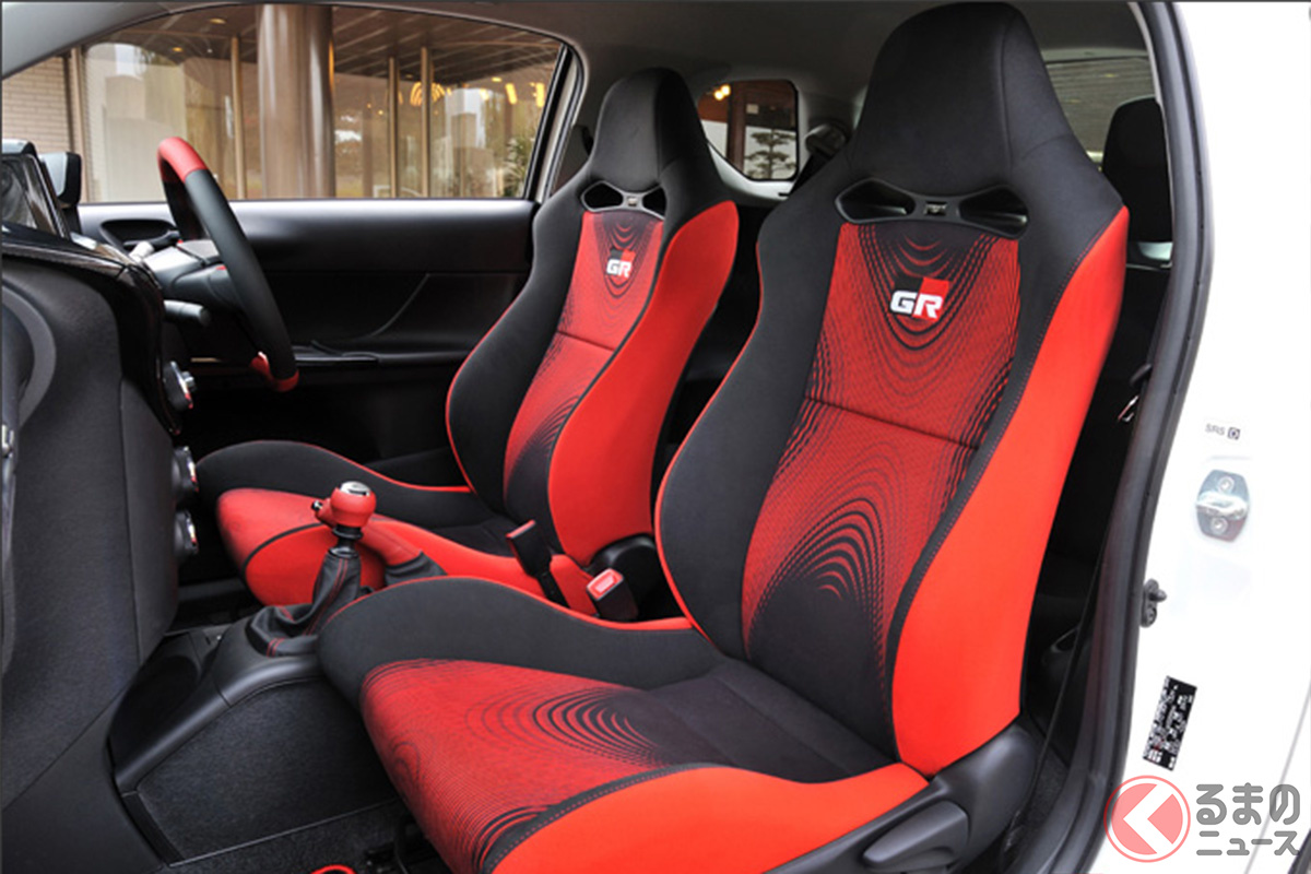 赤×黒のシートがカッコイイ! ほぼ軽サイズの「小さな爆速カー」とは?