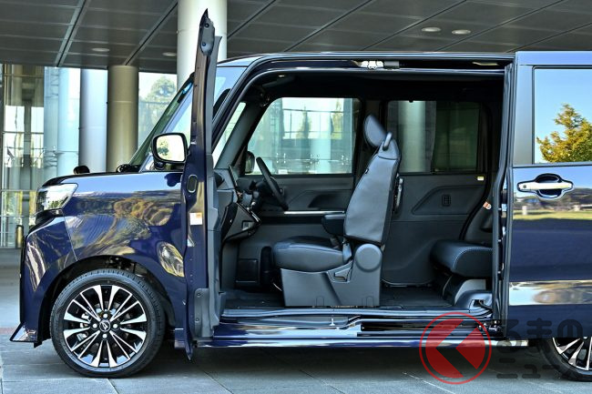 新車148万円！ ダイハツ「4人乗り軽ワゴン」がスゴい！ ガバっと開く
