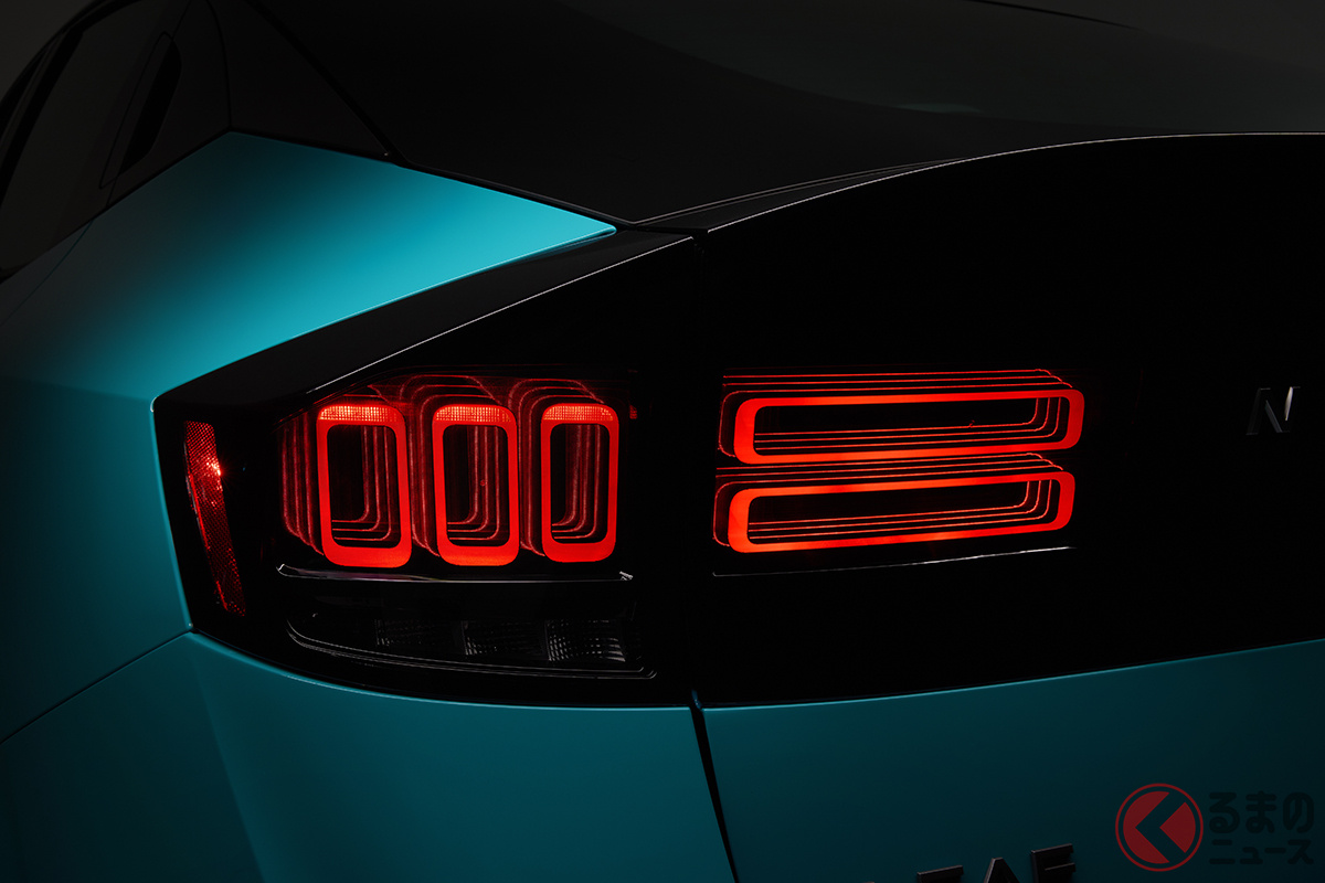 新型「リーフ」のテールランプはホログラム風の浮き出し表現を採用。形状には「23(ニッサン)」のモチーフも隠されている!