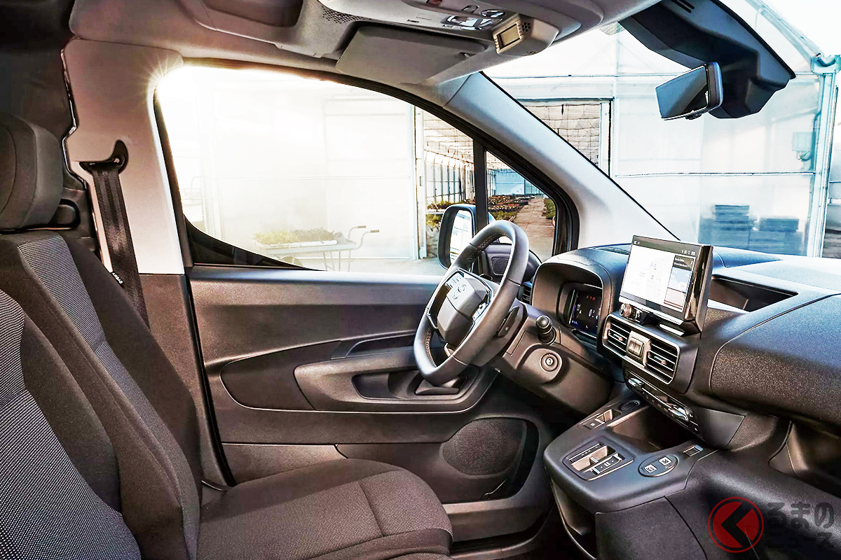 大型センターディスプレイや液晶メーター、プッシュ式シフトなどで先進性も高いトヨタ「プロエースシティ」のインテリア