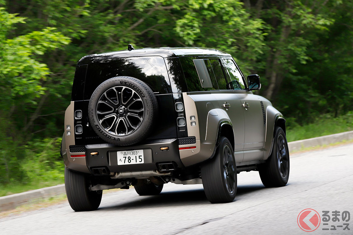 遠くのエンジンルームからV8の快音が響く