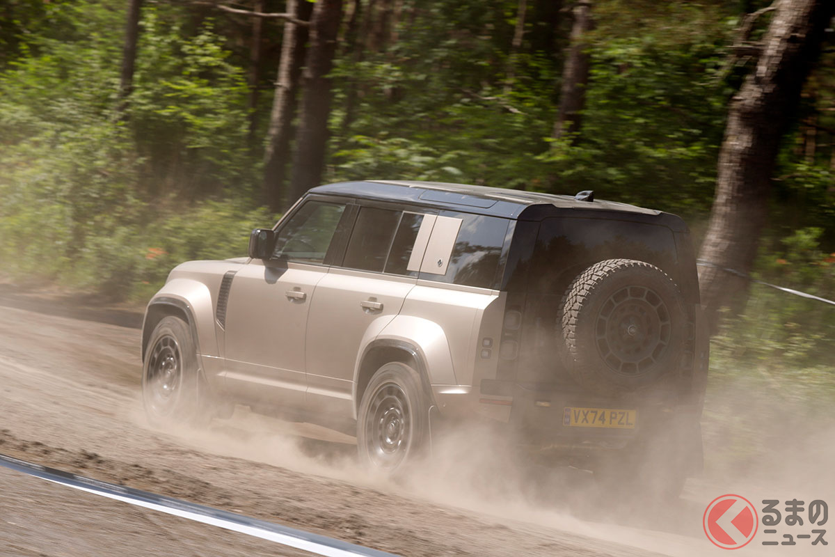 かなり本格的な「浅間サーキット」を疾走するディフェンダー。強大なパワーでもって振り回しても無理はない