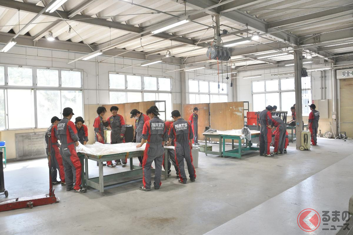 日本自動車大学校(NATS)カスタマイズ科の授業風景