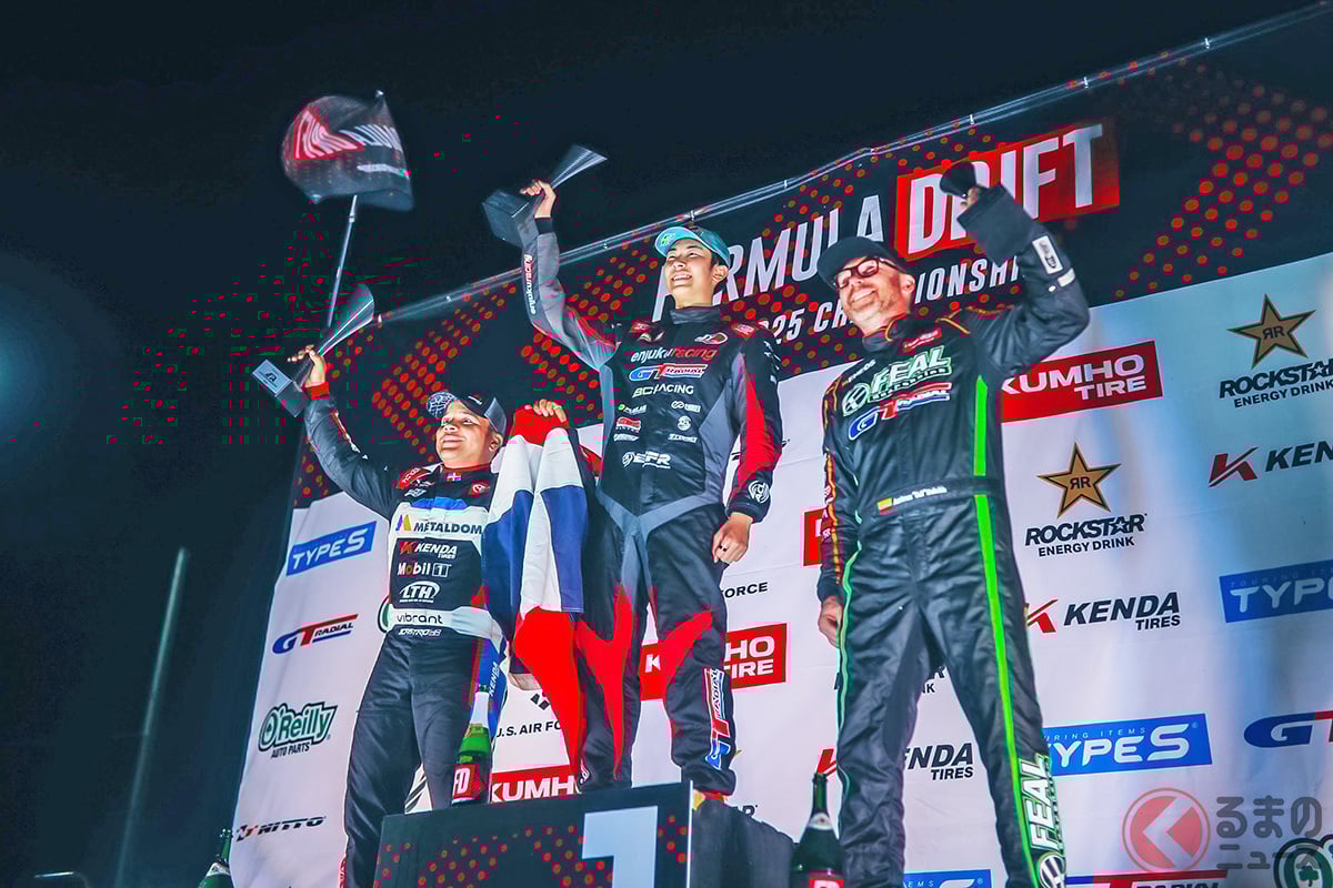 Formula DRIFT PRO選手権 第3戦で初優勝を果たした15歳の箕輪大也選手(中央)