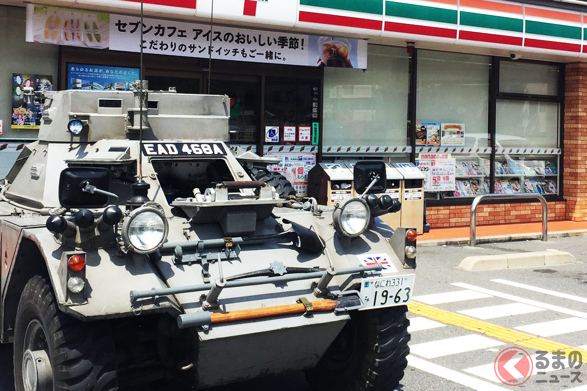 なんでコンビニにいるの? SNSで話題となった英国装甲車「フェレット」(画像提供:基地司令@軍用車コレクター(@Military_AFV))