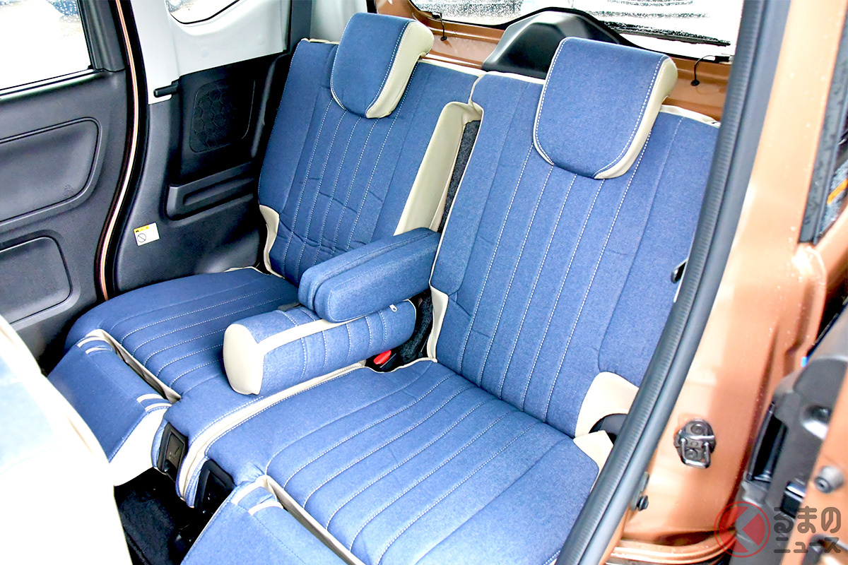 大きく室内のイメージを変える「シートカバー」。サンディのベースとなったスペーシアのリアシートには、オットマンやアームレストなどの多くの機構があるが、もちろんそれらを生かしながら高いフィッティング性を誇る