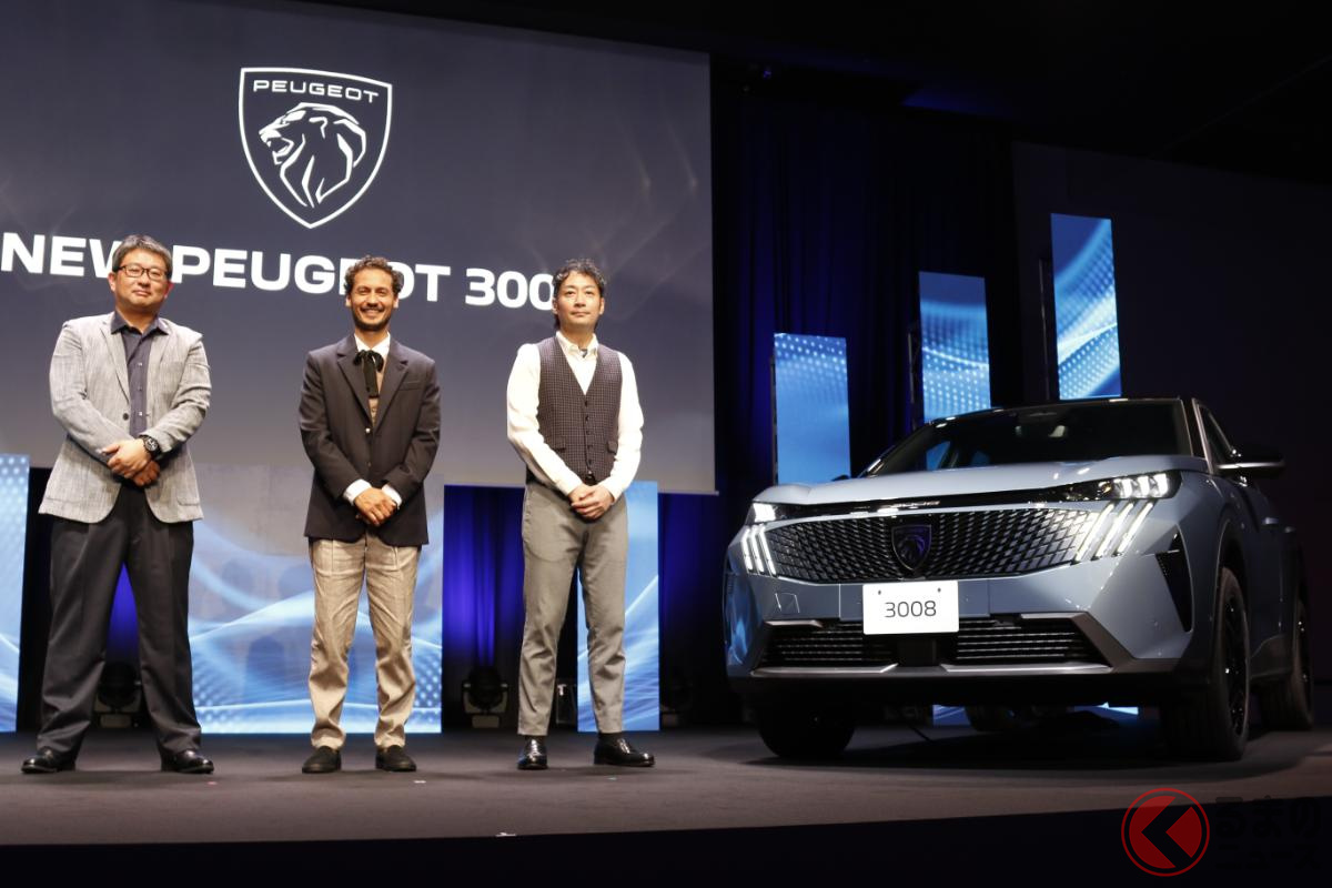 プジョー新型「3008 HYBRID」(3代目)とステランティス・ジャパン代表取締役社長 成田仁氏(左)、プジョー電動パワートレインシステムデザインエキスパート リドゥン・ハバー二氏(真ん中)、プジョージャパンブランド統括 小川隼平氏(右)
