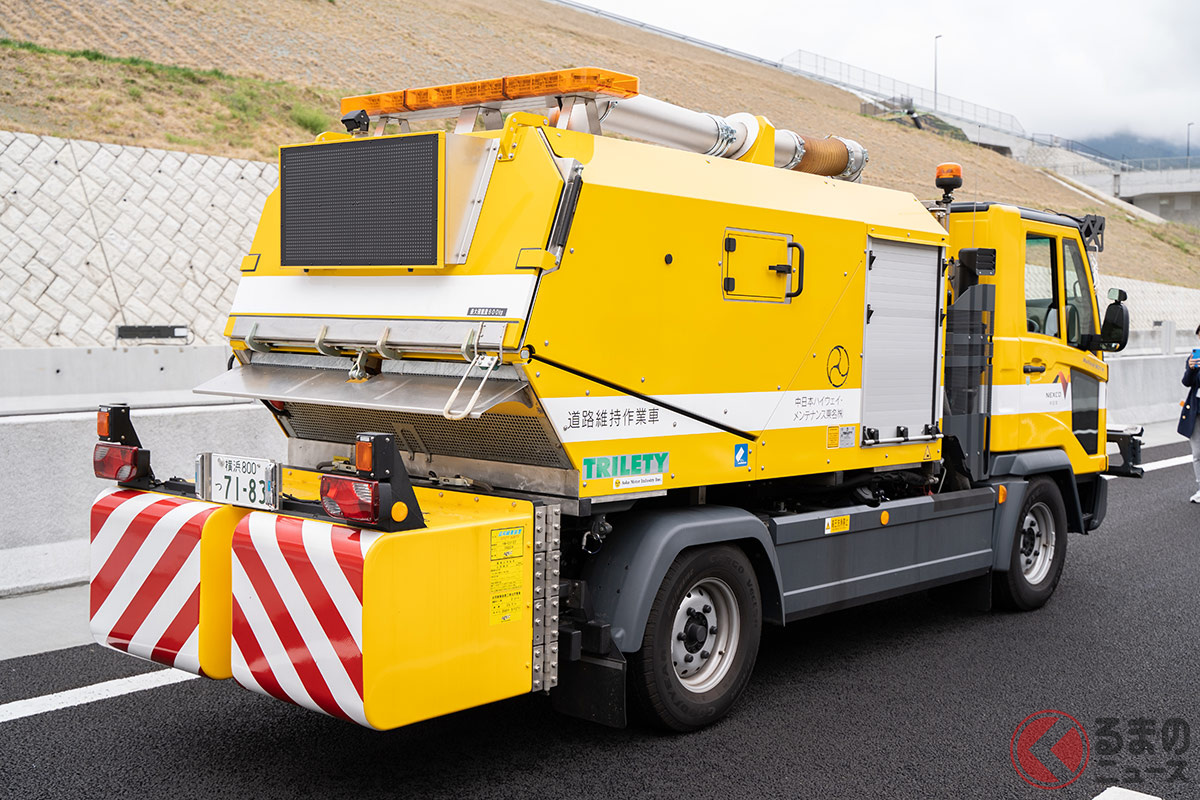 リアの張り出し感も凄い! NEXCO中日本が導入する新型「路面清掃車」(撮影:加藤博人)