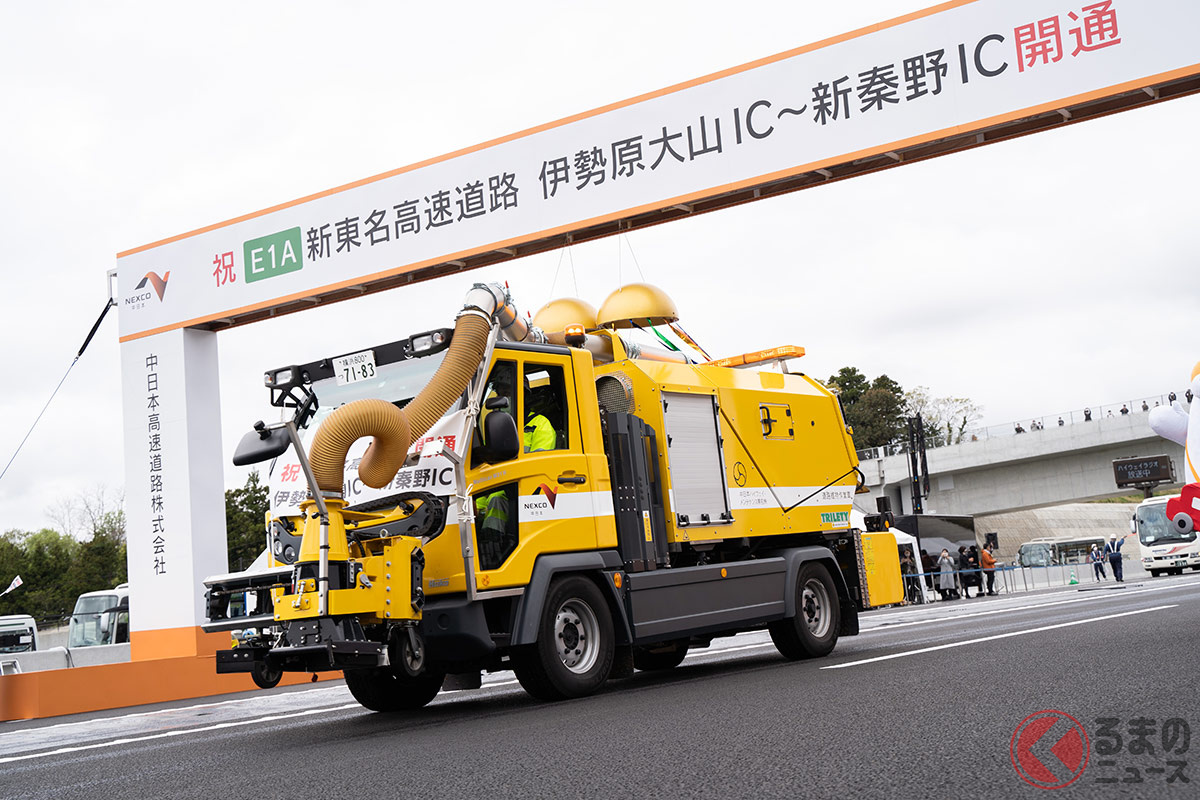 斬新デザインの全長7mトラックが凄い 丸目の新型 路面清掃車 に期待 Nexco中日本が採用した実力はいかに くるまのニュース