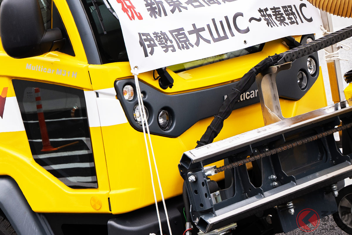 日本ではあまり見られない斬新なデザインとなる新型「路面清掃車」 (撮影:加藤博人)