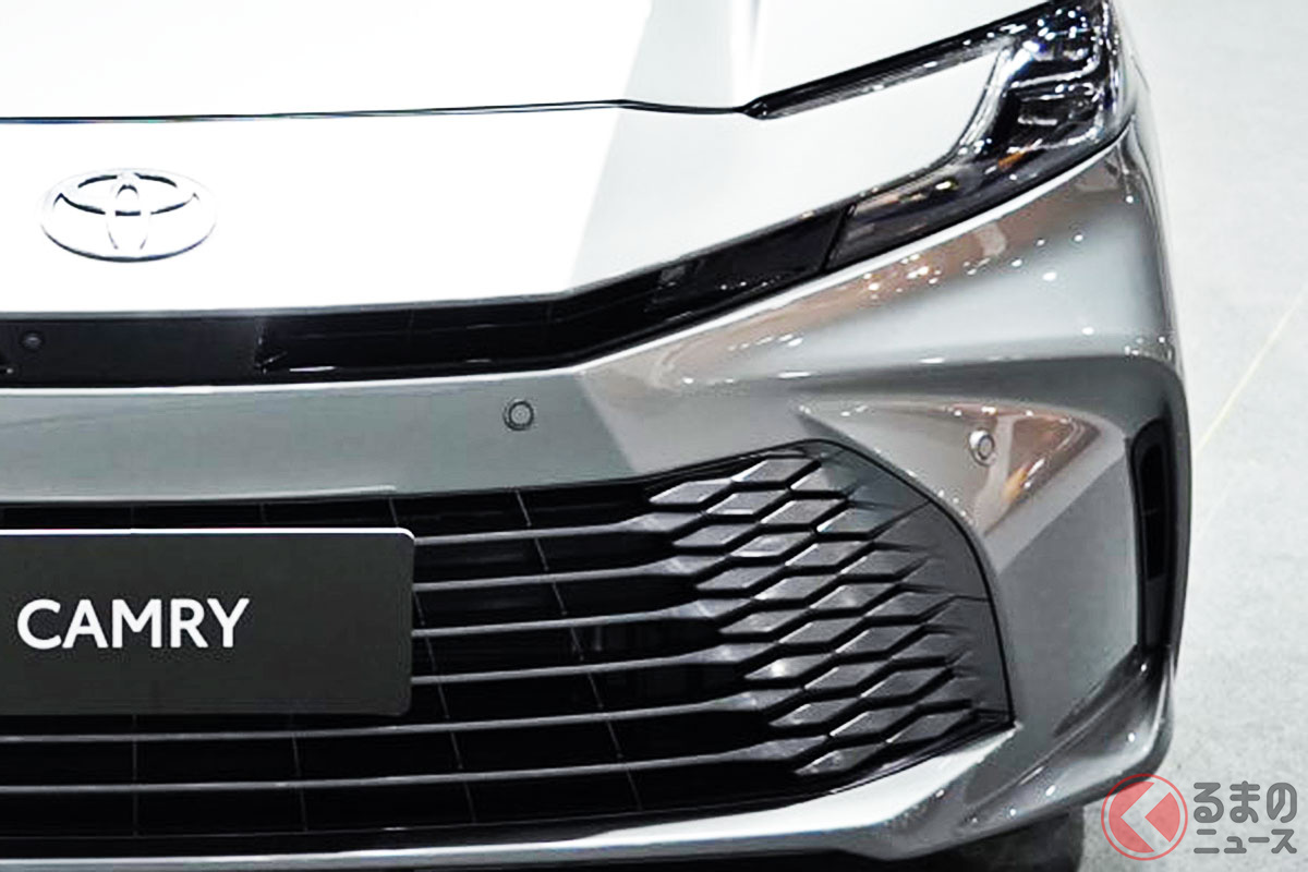 トヨタ「カムリ HEV プレミアムラグジュアリー」タイ仕様