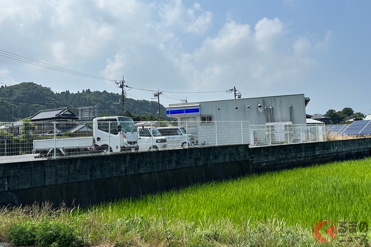 「ローソン一宮東浪見店」の裏には田んぼが広がっていた