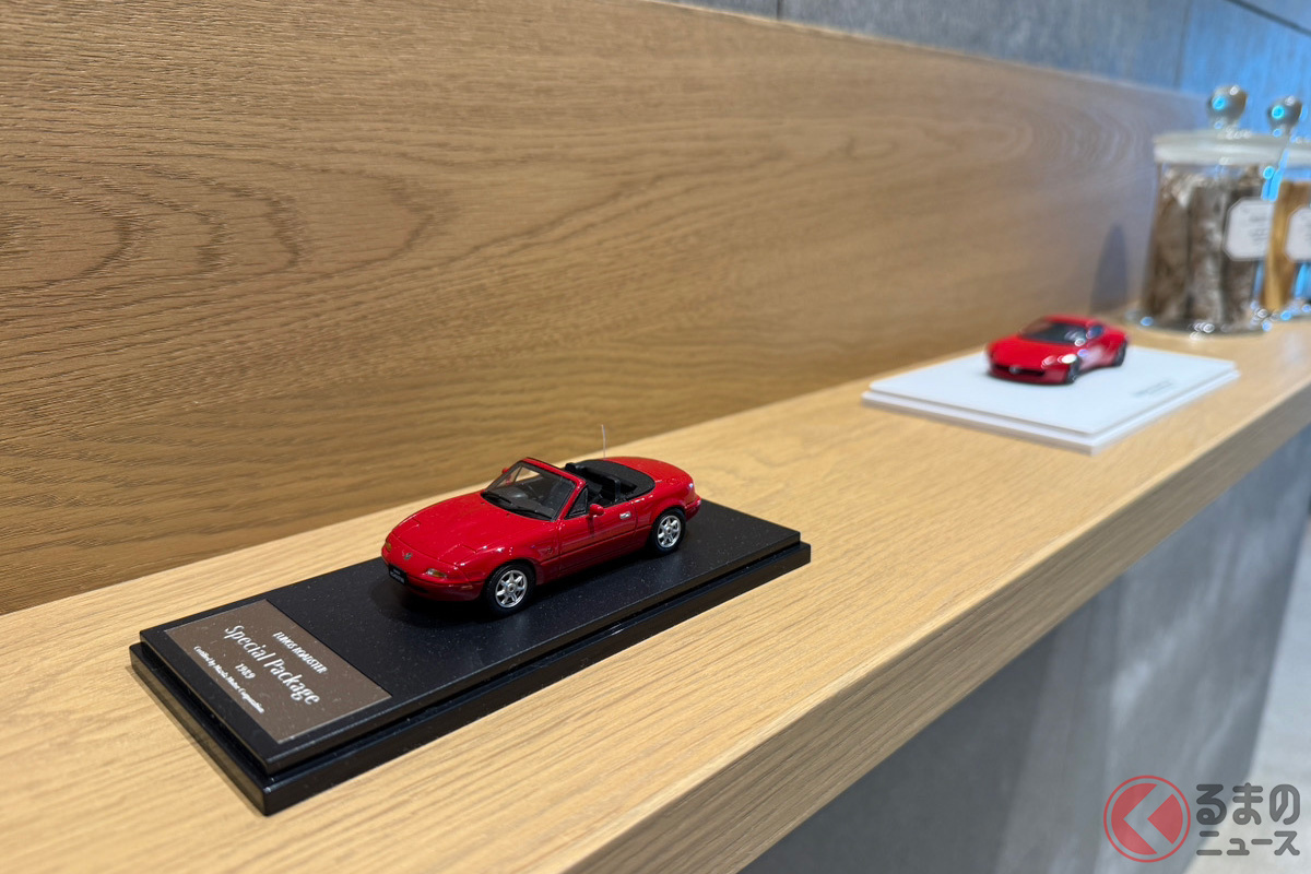 マツダの新拠点に飾られたマツダのミニカー