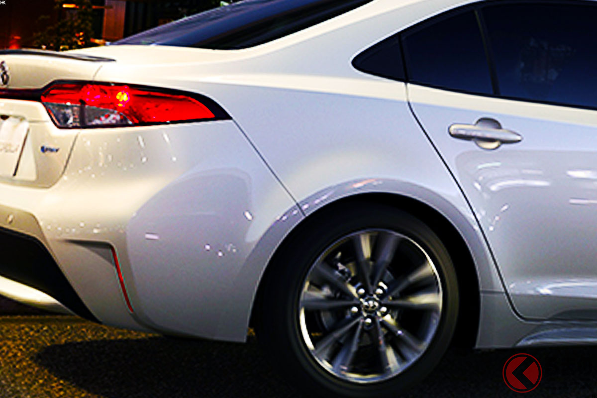 1リッターで“30km”走れる! トヨタ新「“5人乗り”セダン」が凄い!