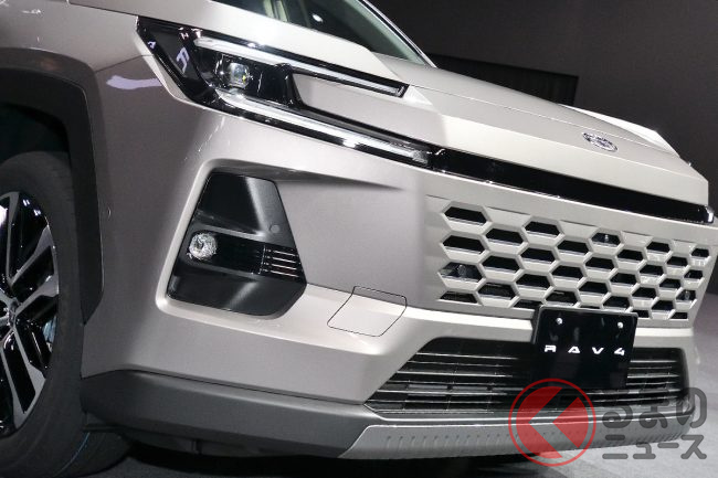 トヨタ新型「RAV4」発売へ！ 斬新すぎる「バンパー合体グリル