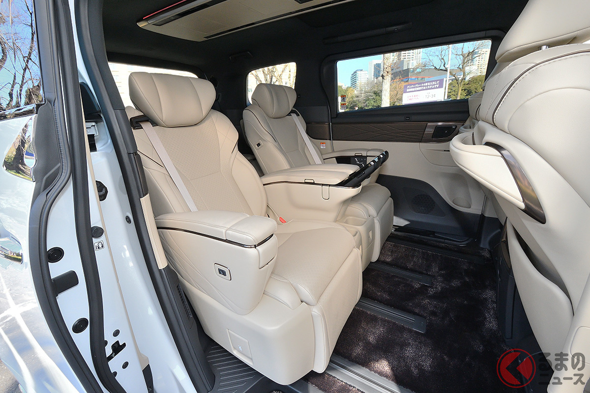 トヨタ「アルファード」の優雅な後席空間とは?快適移動を実現する高級ミニバンの秘密