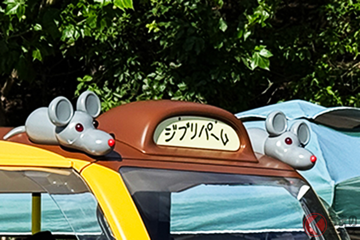 映画のようにジブリパークの「ク」の字が反転し1文字間違えているというディティールまで再現