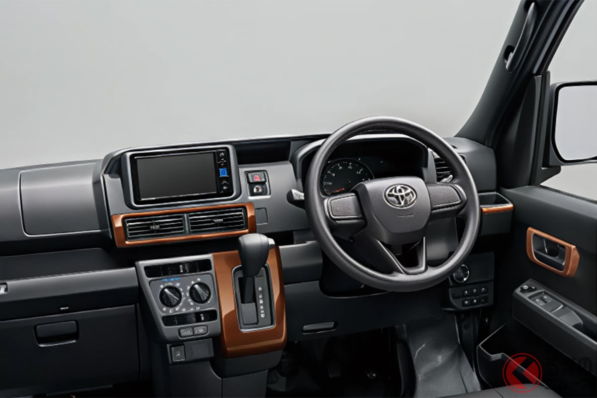 軽バンが高級車風の豪華内装に大変身!