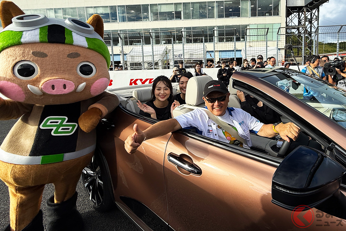 「クラウンクロスオーバー(オープン仕様)」の運転席に乗っているトヨタの豊田章男会長