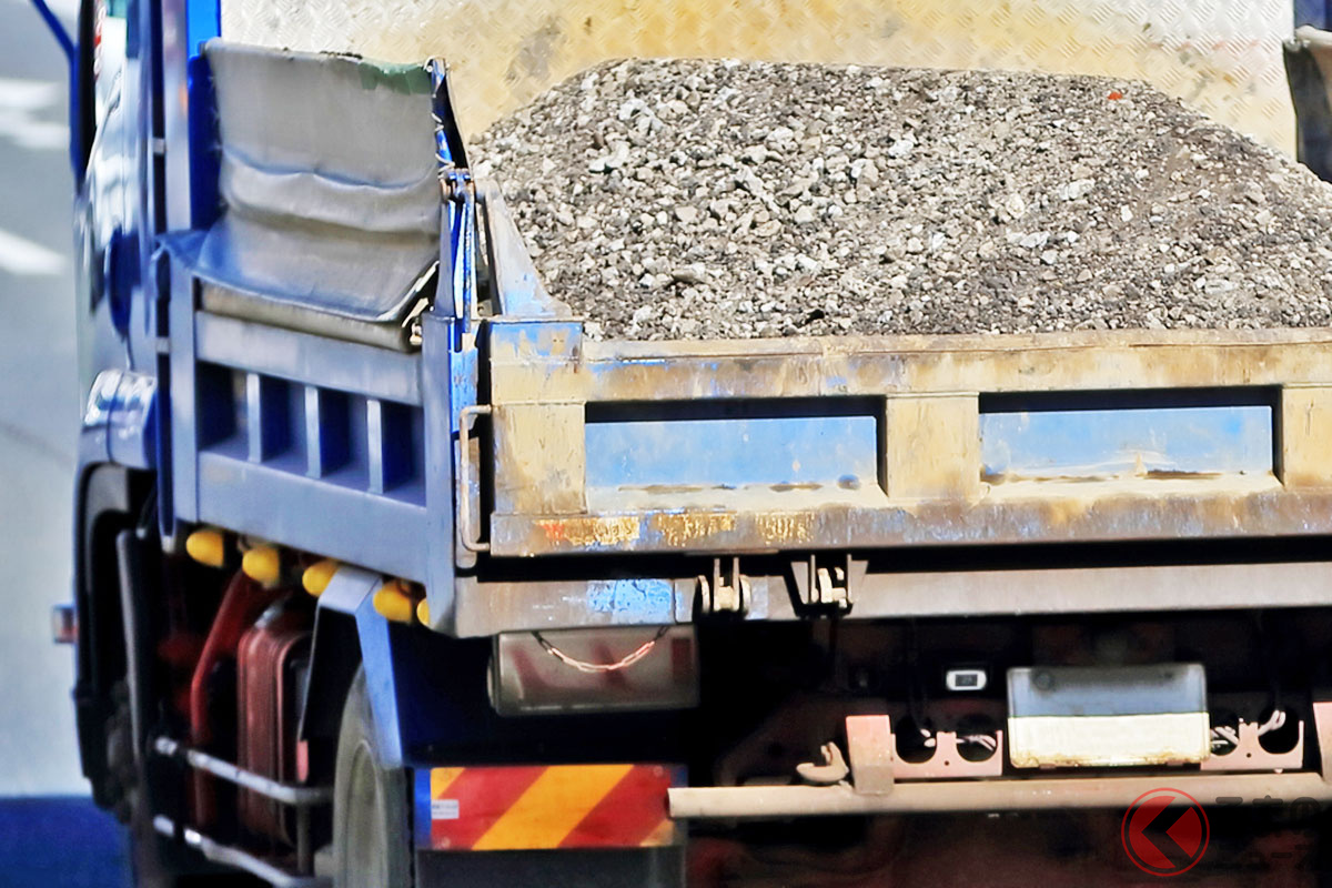 積載物の多い車両の例(画像:PIXTA/イメージです。今回の事案とは無関係です)