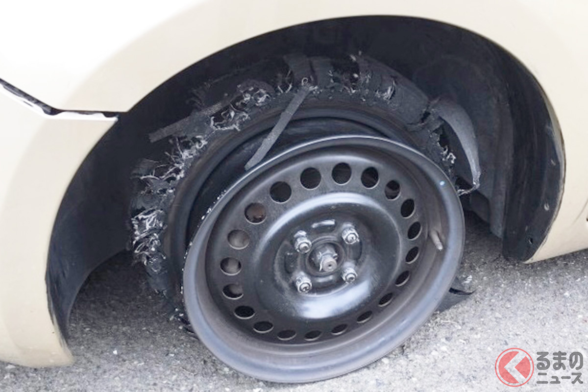 夏場に発生リスク高まる! タイヤバーストの原因は?(画像:フォトAC)