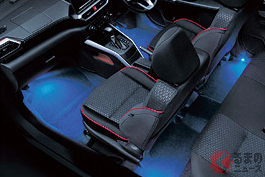 青く光るフロアイルミネーションが設定されるトヨタ「ライズ」