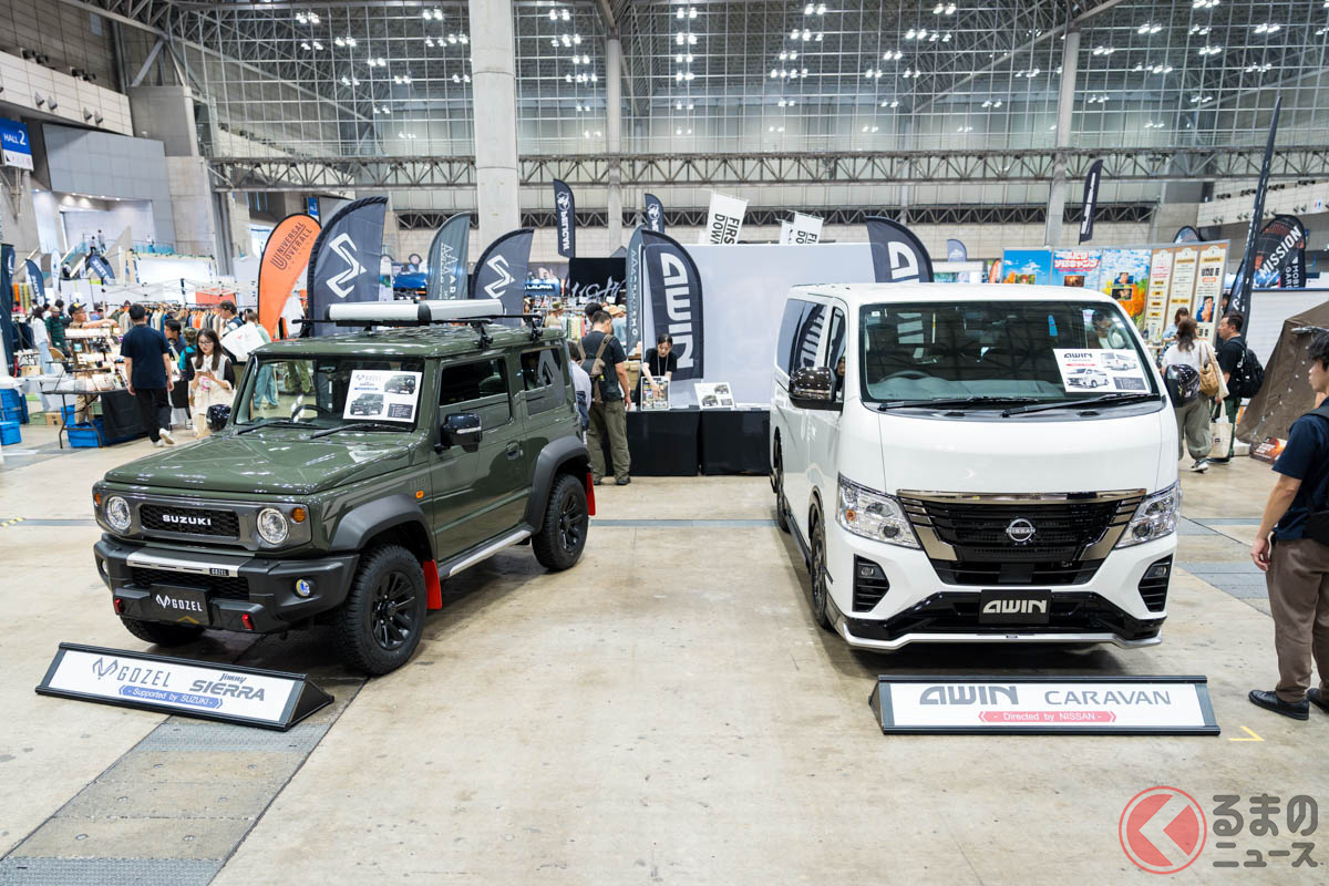 東京アウトドアショー2025(TOKYO OUTDOOR SHOW 2025)でブースを展開したAWIN。新たに展開する「GOZEL」ブランド製品を装着するジムニーシエラ(左)と「AWIN」ブランド製品を装着するキャラバン(右)