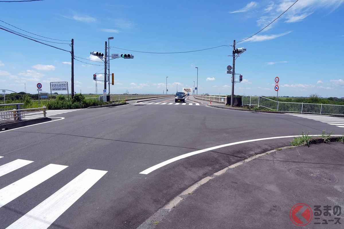 栃木・群馬・埼玉を結ぶ国道354号線「三国橋交差点」(筆者撮影)