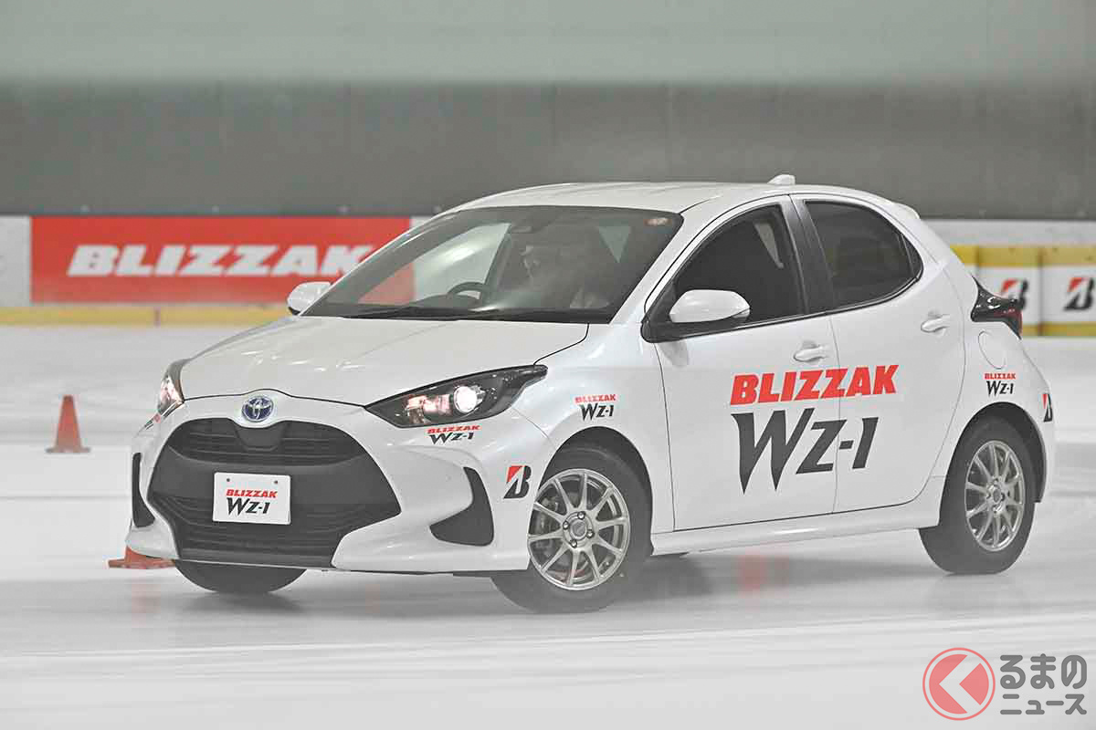 「ブリザック WZ-1」を履いたヤリスでスケートリンクを試乗中の様子。VRX3と比較すると、滑った状態でも“よく粘る”のが体感できた