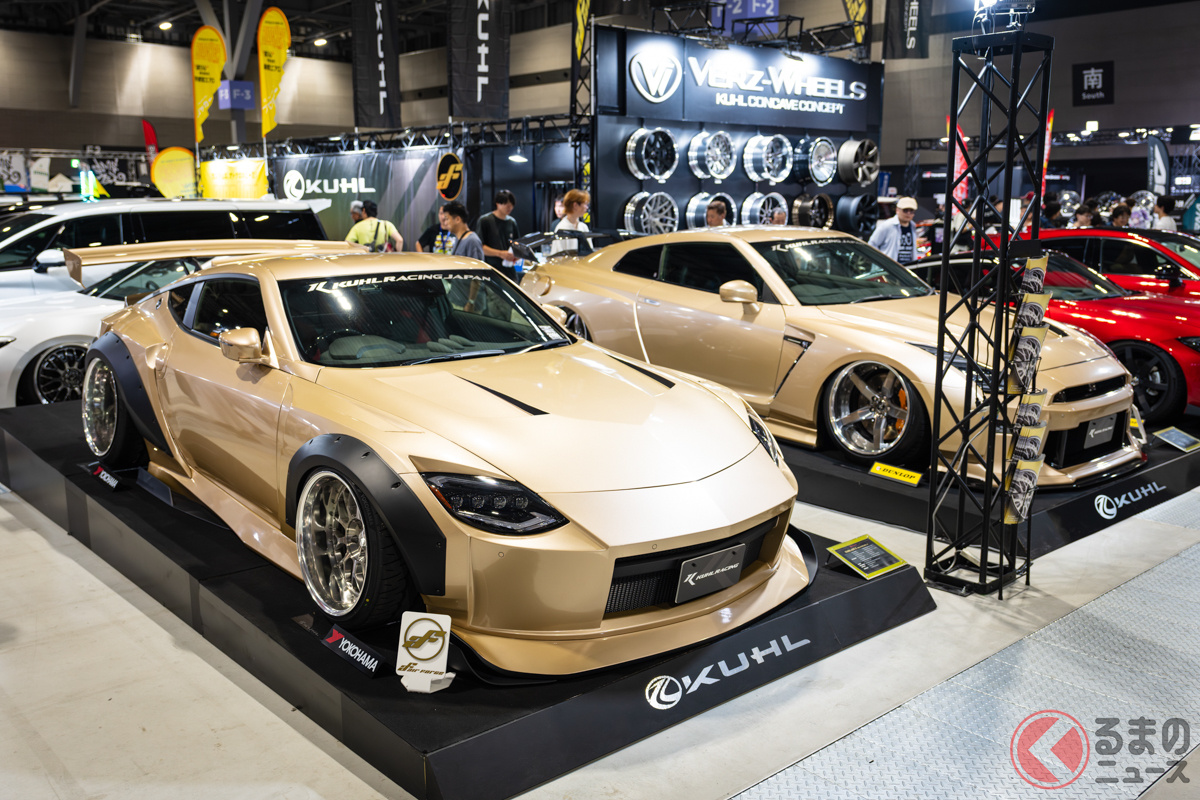 KUHL JAPANオリジナルエアロを装着した「フェアレディZ」(左)と「GT-R」(右)