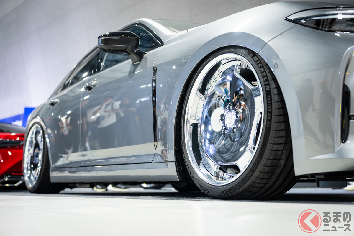 「LS ADAMAS(エルエス・アダマス)」を履いたトヨタ「クラウン」。往年のディッシュホイールデザインを現代風にアレンジしたことで、現行車にも違和感なくマッチしている