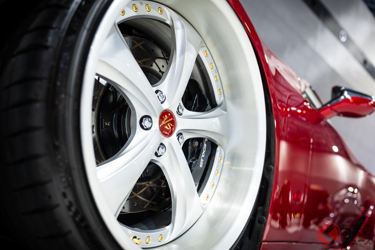 レクサス「LC500」に装着された「VS KF♯(ブイエス・ケーエフシャープ)」。往年の名ホイール「VS KF」の“深リム”デザインはそのままに、ビッグキャリパー装着車にも履けるようブラッシュアップされた
