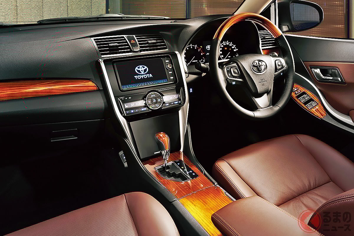 豪華「ブラウン本革」シートの「小さな“高級セダン”」!