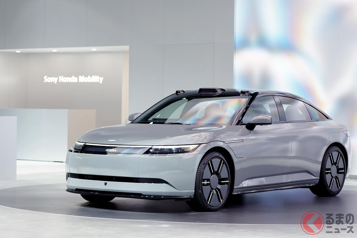 周囲の様子を映すAFEELA 1の滑らかなエクステリア