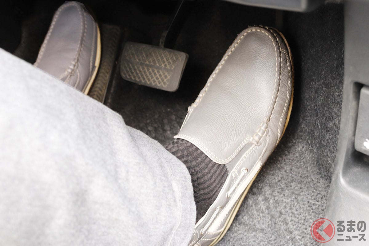 ブレーキペダルを踏むのはどっちの足が正解?(画像はイメージ/photoAC)