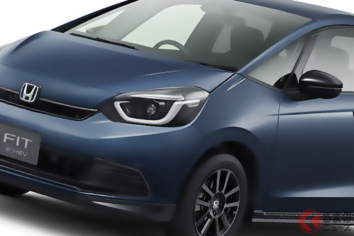 黒仕様なフィットもカッコイイ！