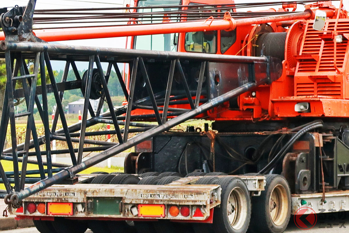 重量のある車両の例（画像：PIXTA／イメージです。今回の事案とは一切無関係です）
