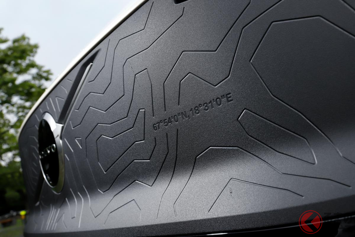 トポグラフィーパターンが描かれた専用フロントシールドには「スウェーデンの富士山」が!?